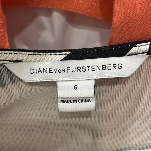 DIANE VON FURSTENBERG ZEBRA PRINT WRAP DRESS SIZE 6 - Picture 4 of 5